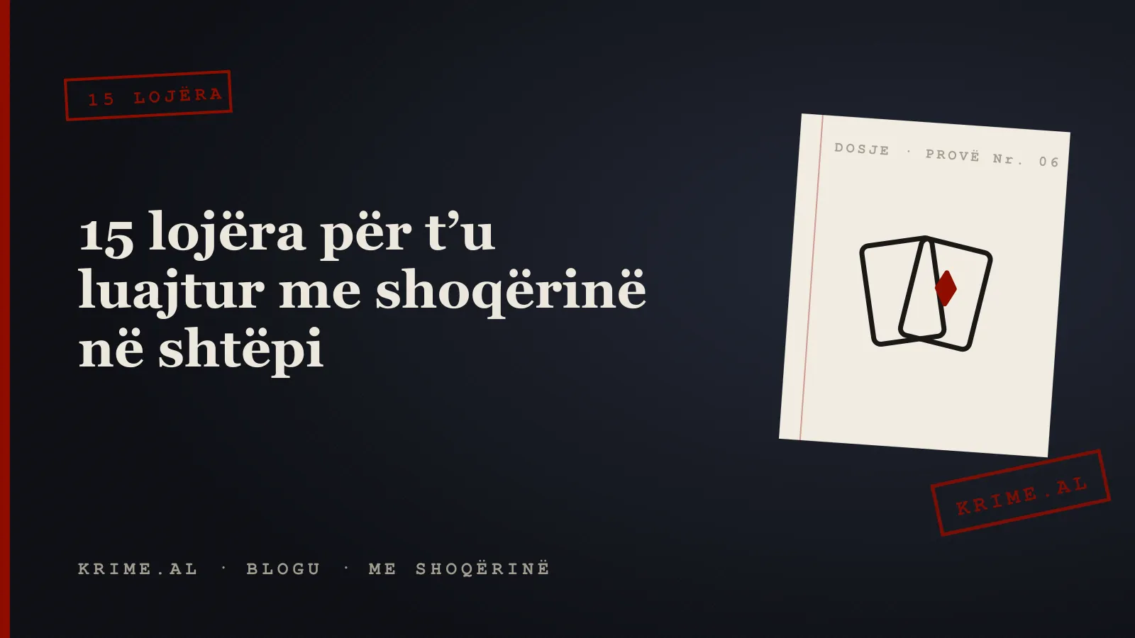 Një tavolinë me letra loje, gota dhe një dosje hetimore në mes, e ndriçuar nga një llambë e ulët