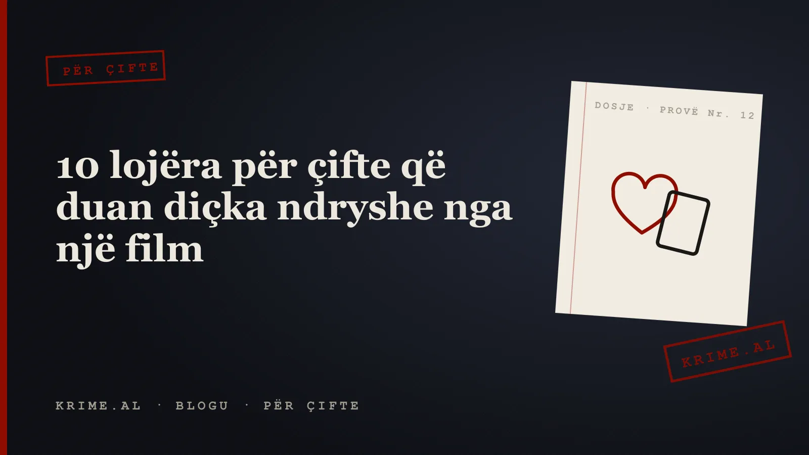 Dy duar që mbajnë letra loje mbi një tavolinë, pranë një fotografie policore dhe një gote vere